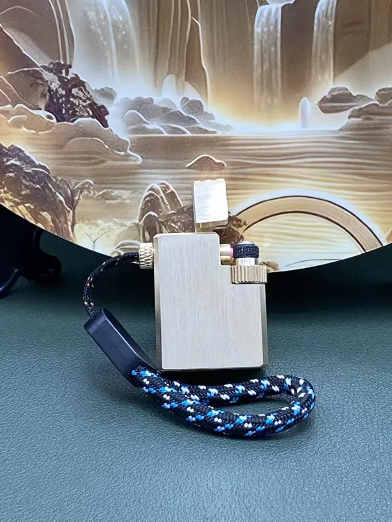手工新品黄铜防风异型小方砖打火机个性经典小巧复古抬臂侧滑设计