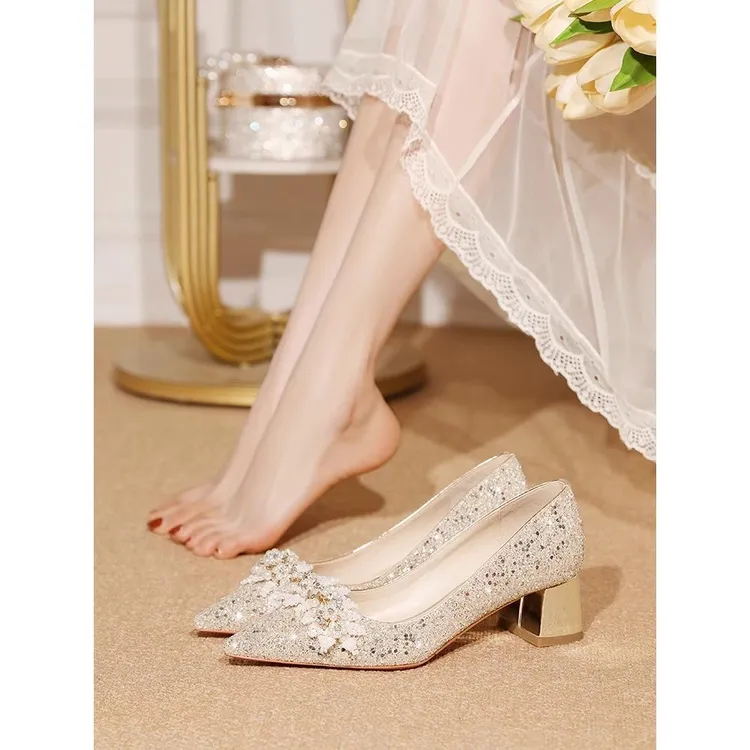 主婚纱婚鞋不累脚粗跟结婚鞋子新娘鞋秀禾婚纱两穿水晶法式订婚鞋