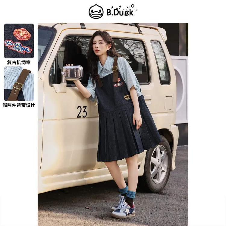 B.Duck小黄鸭2026春新款甜酷减龄设计感假两件牛仔吊带连衣裙