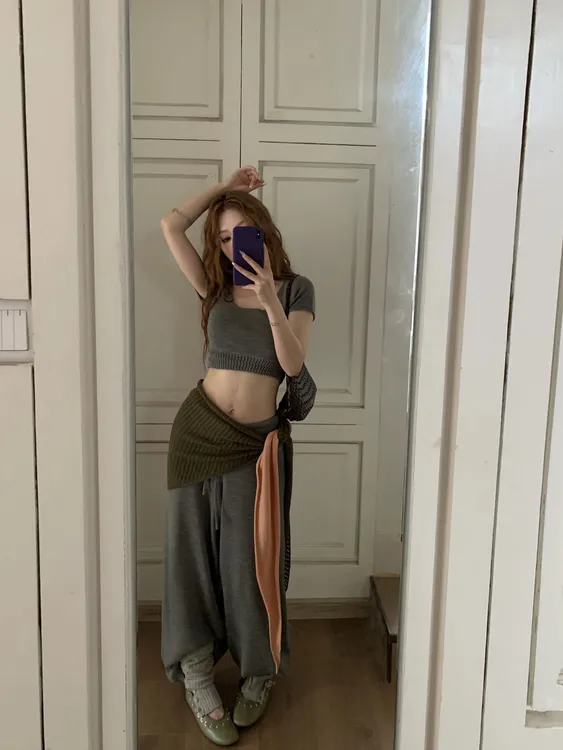  美式辣妹穿搭灰色正肩短袖T恤修身上衣高腰抽绳垂感阔腿裤两件套