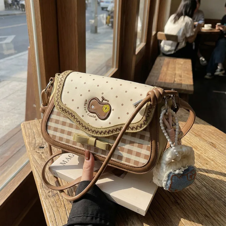 艾米兔女包2025新款潮流可爱少女百搭甜美格纹通勤单肩斜挎马鞍包