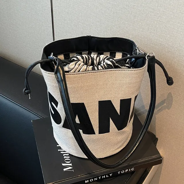 韩版小众时尚字母水桶包女2025新款质感百搭单肩斜挎包上班通勤包