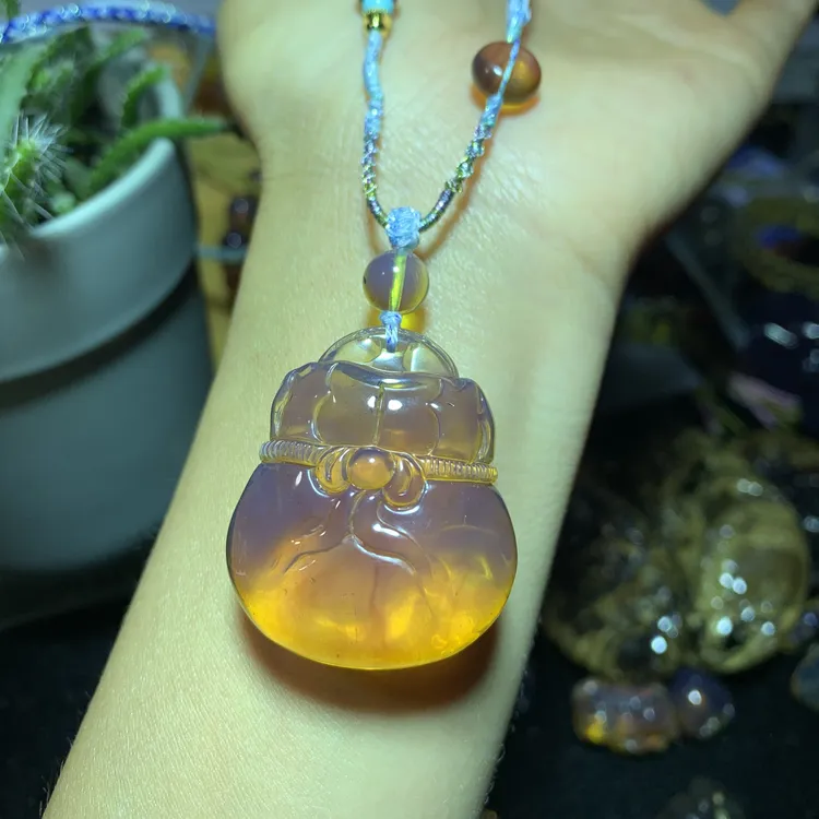 缅甸天然琥珀雕刻10克