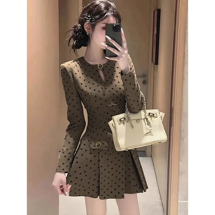美拉德棕色波点西装连衣裙女2025新款爆款早秋轻熟风收腰正肩短裙