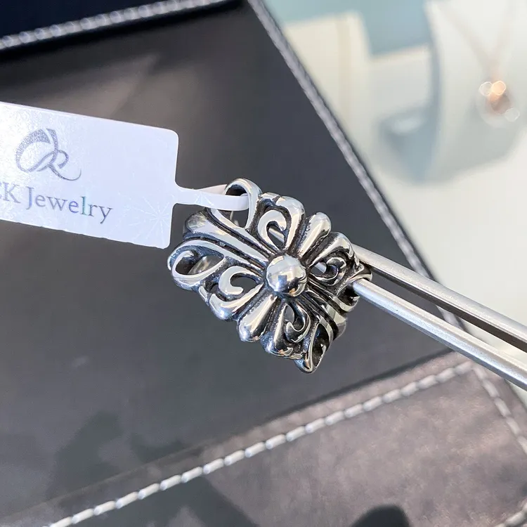 CK 钛钢戒指 复古鸢尾花纹开口男女戒指文艺气质潮流时尚情侣礼物