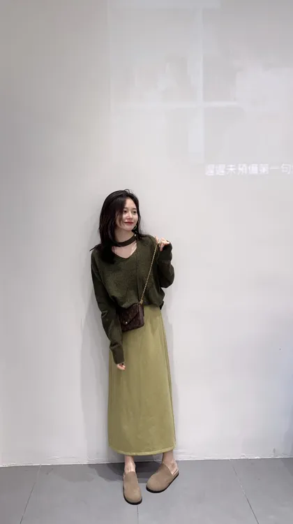 2025秋季新款韩系气质通勤绿色飘带针织衫高腰显瘦半身裙两件套