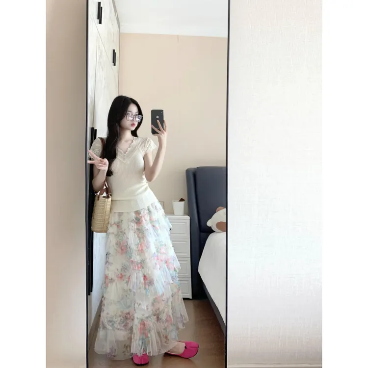 MARIE.COCO蕾丝拼接V领修身显瘦短袖针织上衣碎花蛋糕半身裙套装