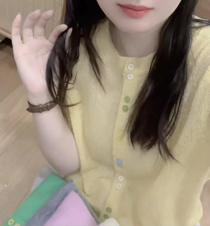 七言家巨好看！ins穿搭#初秋香草黄五彩扣短袖开衫@