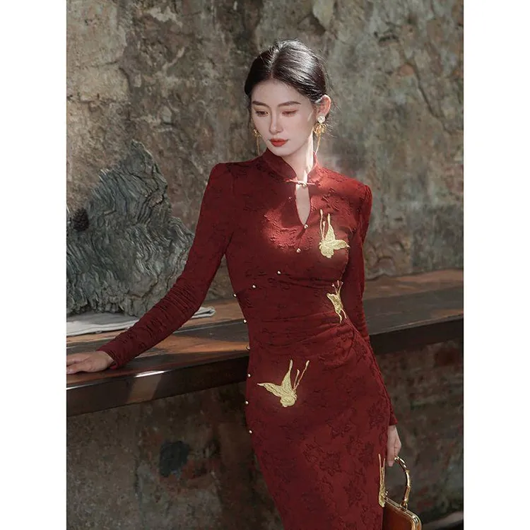 2025年红色新中式改良旗袍女早秋订婚长袖提花针织收腰百搭连衣裙