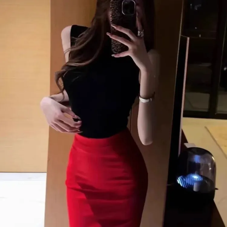 风情万种夏装搭配修身无袖上衣与红色包臀半身裙套装