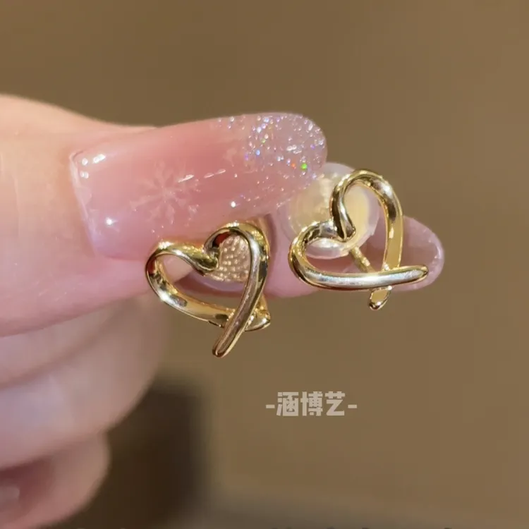 铜合金耳饰 爱心飘带交叉法式简约气质防丢百搭小巧精致耳夹