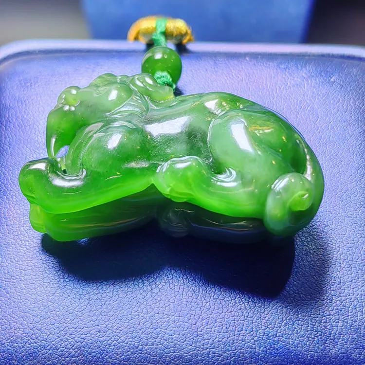 和田玉俄罗斯碧玉麒麟吊坠苏州雕工国检证书玉质油润细腻