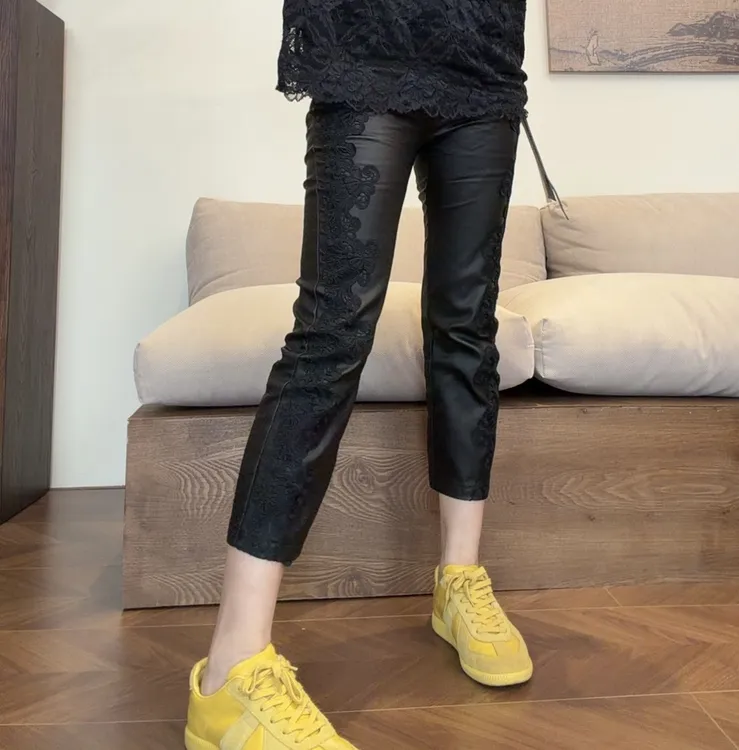 museguhui/木色古汇6382#涂层皮裤蕾丝花边时尚气质设计休闲皮裤