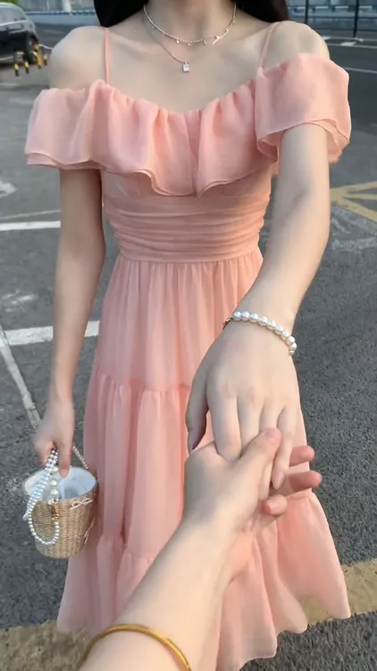 粉色一字肩连衣裙女夏季2025新款收腰显瘦初恋仙女露肩吊带裙子