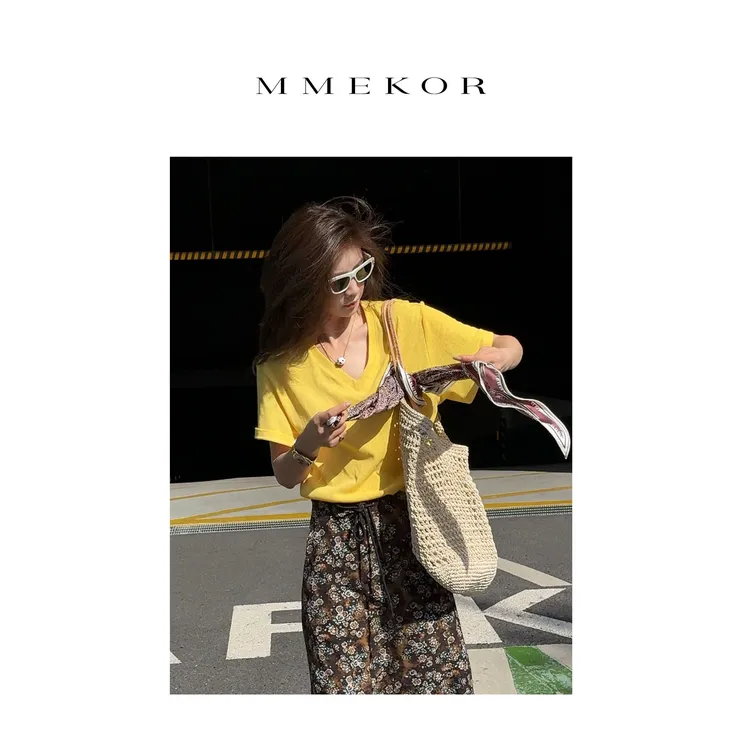 MMEKOR“向日葵T”T恤 2025新款活力常青藤V领百搭短袖 89753