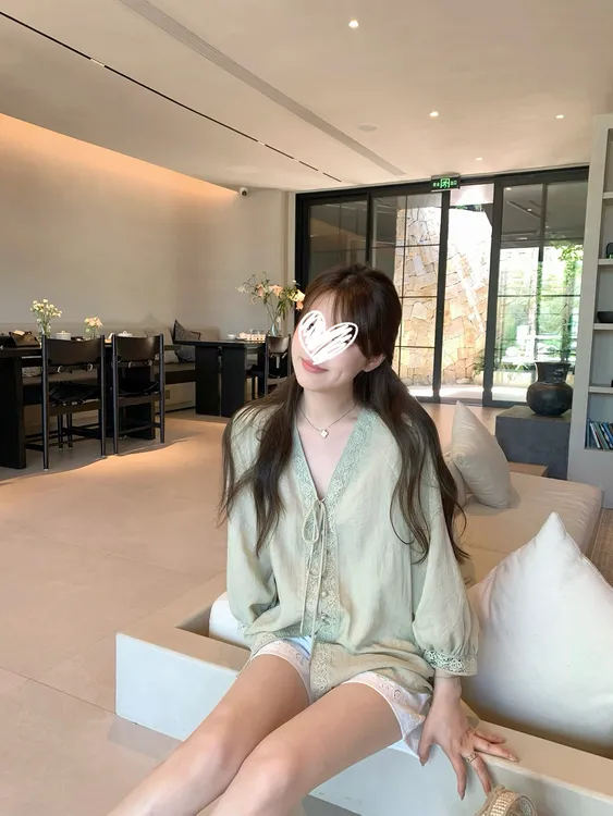 清冷气质宽松v领蕾丝衫小衫