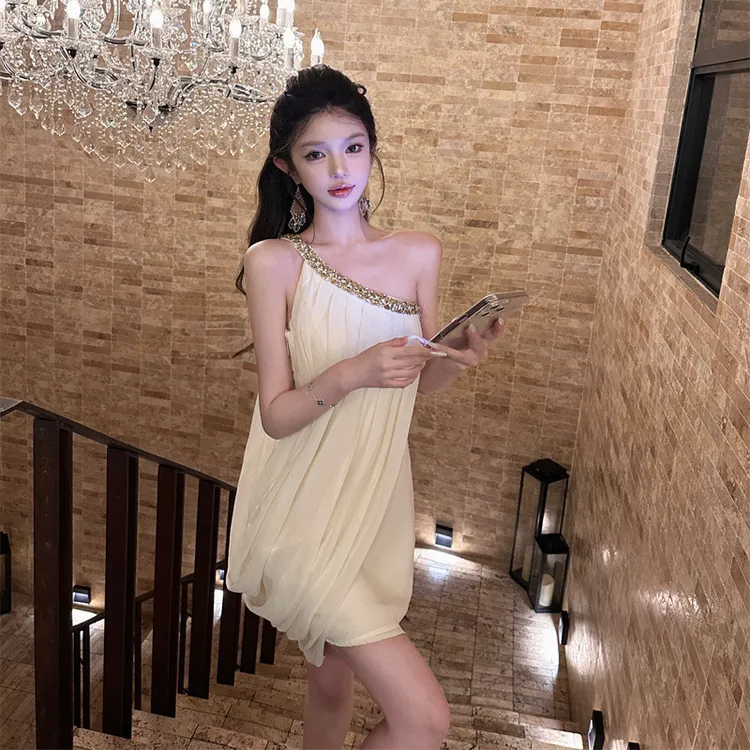 气质雪纺连衣裙女夏名媛高级感重工镶钻性感斜领露肩收腰包臀短裙