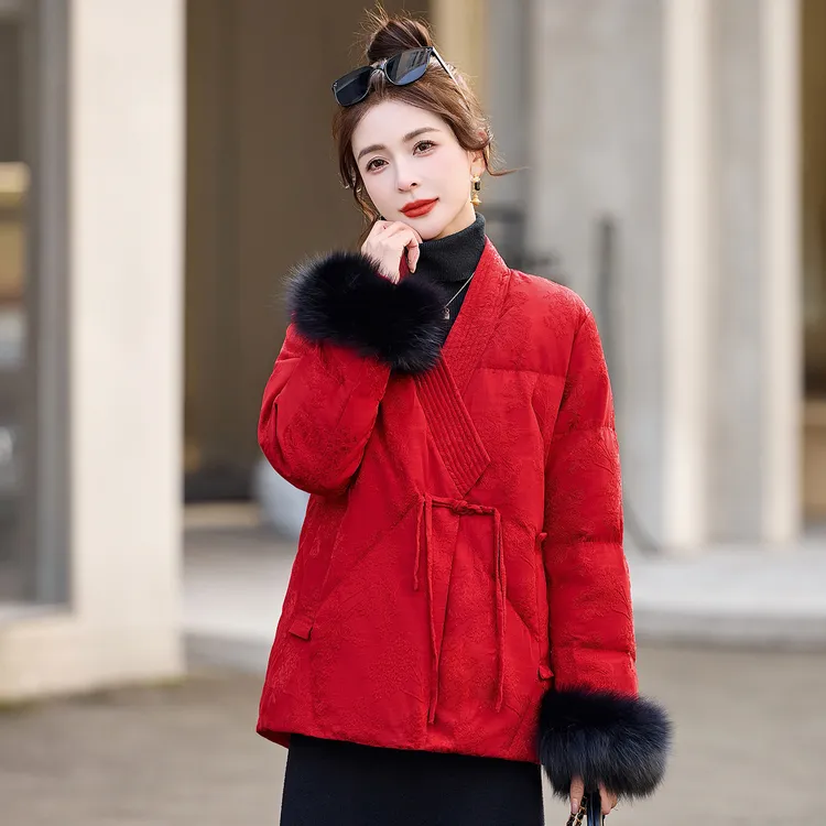 新年战袍红色羽绒服女冬2025新款中式国风提花独特漂亮白鸭绒外套