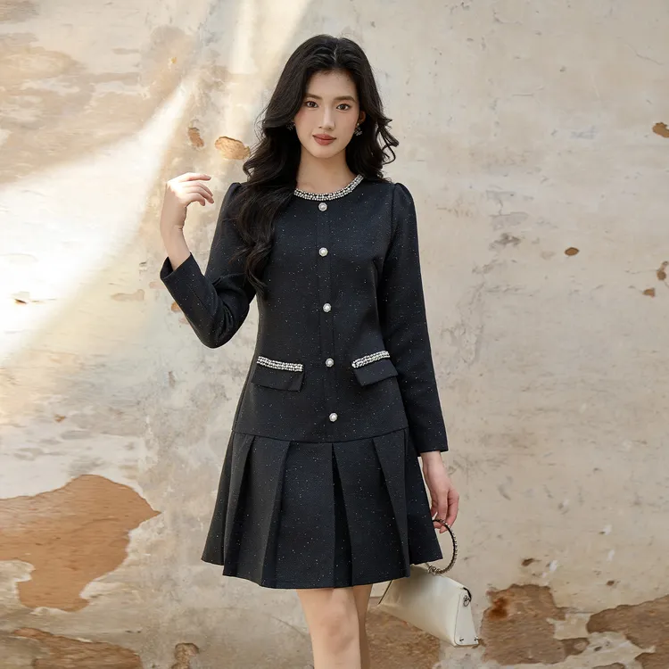 奢姿大码女装2025秋装新款胖妹妹钻饰圆领单排扣亮丝百褶连衣裙