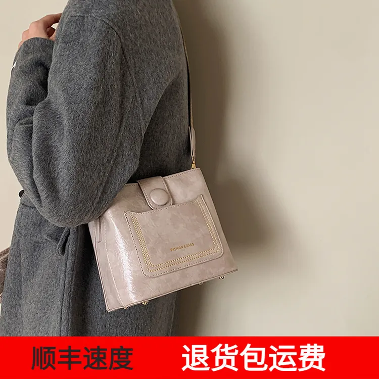 复古新款韩版小众通勤链条斜挎包女时尚水桶包棕色绿色白色黑色咖