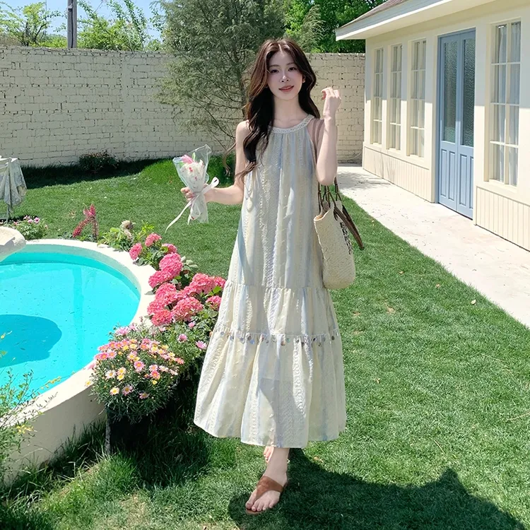 巨好看挂脖连衣裙2025夏新款法式度假风撞色设计感减龄甜美吊带裙