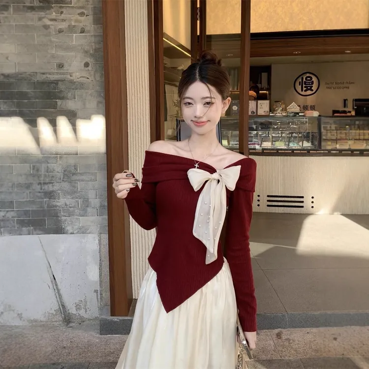 红色蝴蝶结一字领针织打底衫毛衣女春秋不规则露肩别致绝美小上衣
