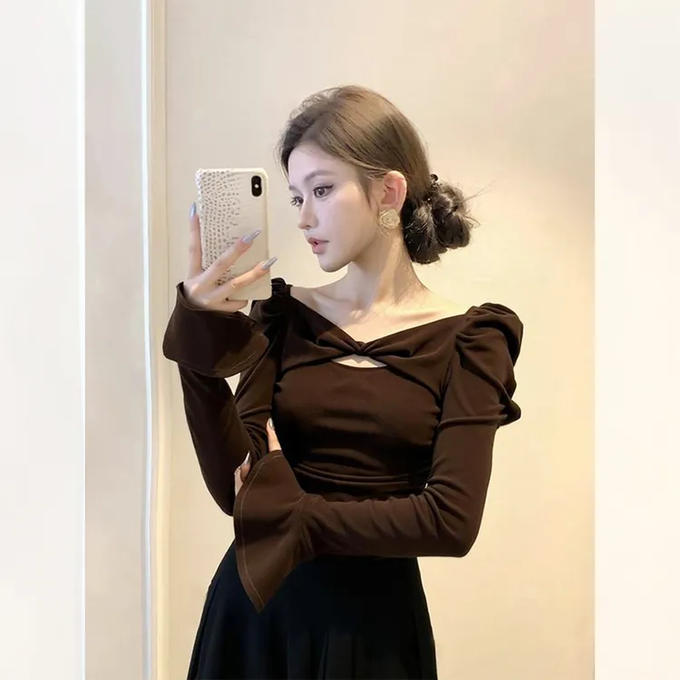 独特漂亮内搭镂空小衫长袖T恤女冬季穿搭洋气休闲咖色喇叭袖上衣