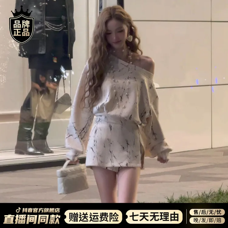 法式斜领露肩印花长袖连衣裙女秋冬2025新款设计感休闲半身裙套装