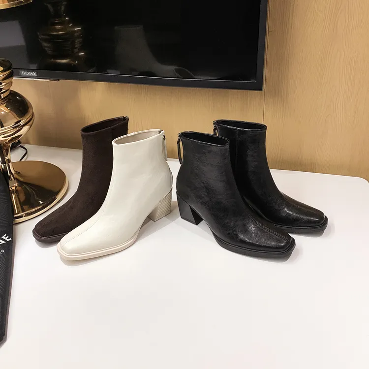 欧洲站2025年新款真皮尖头粗跟短靴女英伦风百搭潮流黑色方头靴子