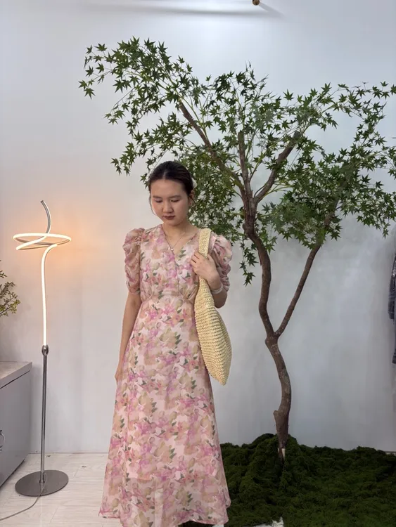 2025年法式高腰泡泡袖初夏显瘦连衣裙