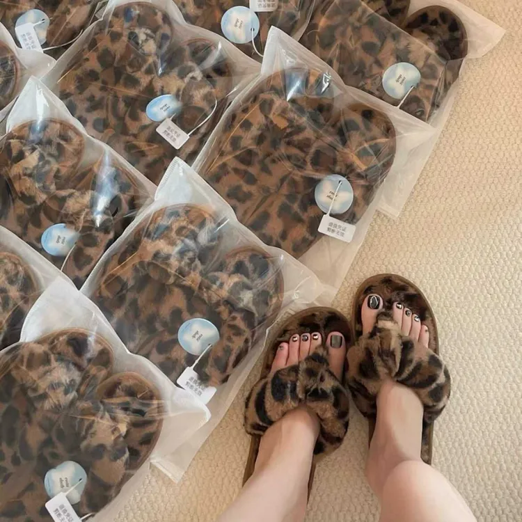 豹纹拖鞋女外穿百搭加绒豹纹人字拖毛毛拖鞋拖鞋秋冬2025新款棉拖