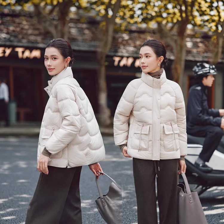 纽扣秋冬新款2025短款棉服中老年女装宽松加厚保暖棉衣时尚连帽外