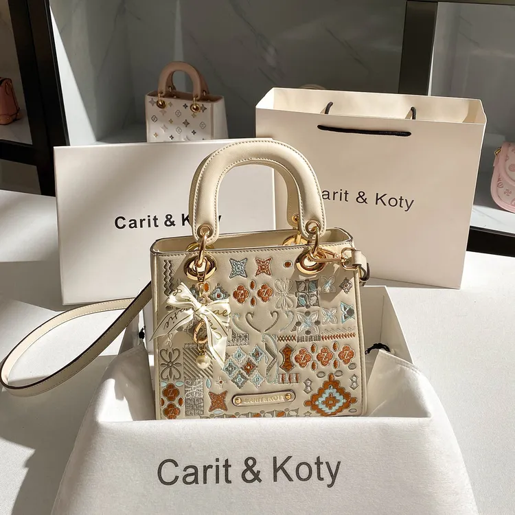 CARIT KOTY新中式重工刺绣戴妃包包女爆款2025新款百搭手提小方包