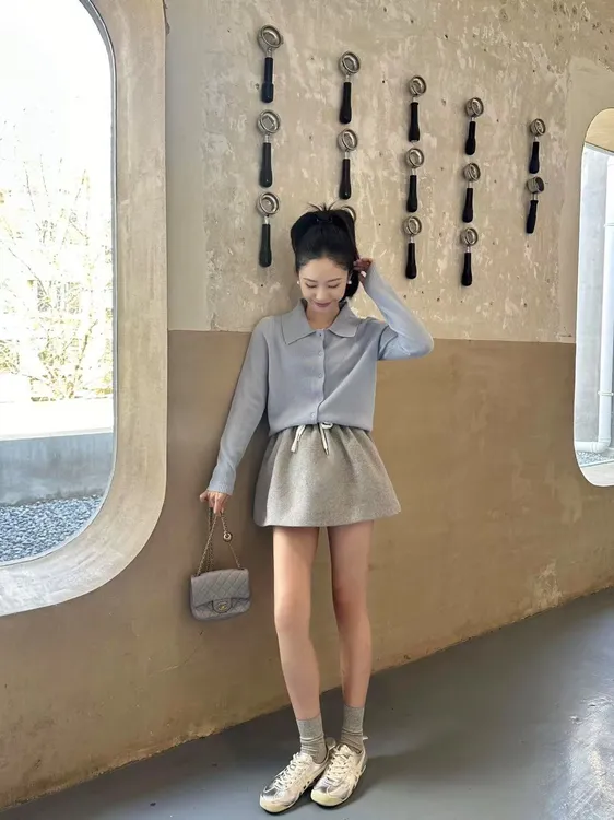 2025早春新款甜美风女减龄翻领蓝色针织开衫上衣色半身裙两件套