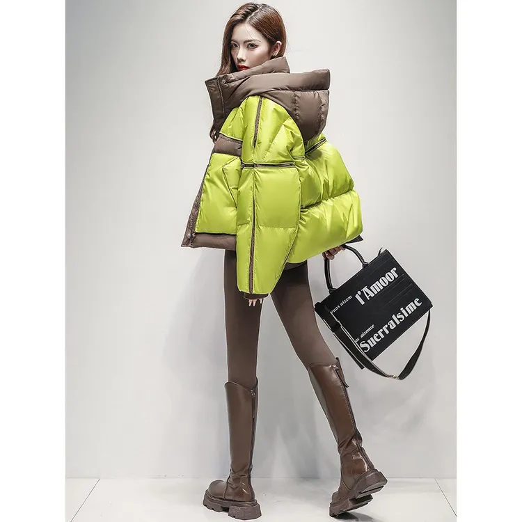 羽绒服女短款2025冬季新款潮牌设计感撞色拼接连帽保暖白鸭绒外套