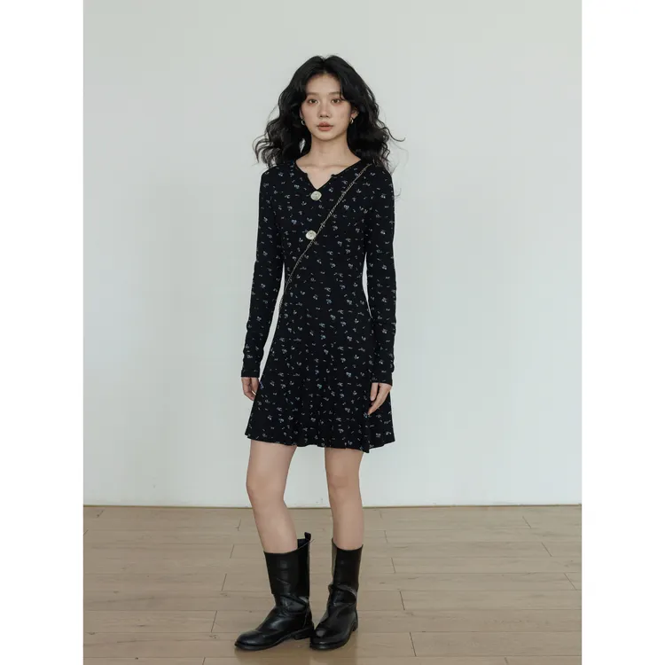 vastand维尚 冬季v领设计小众碎花长袖连衣裙针织内搭裙子女显瘦