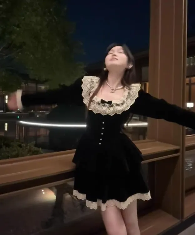 气质收腰显瘦蕾丝花边小黑裙