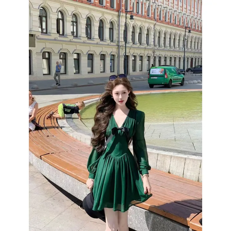 法式气质V领蝴蝶结长袖连衣裙女秋季新款高级感收腰显瘦a字短裙子