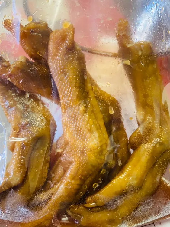 兴宁泡鸭掌香辣味带汤开袋即食劲道多汁特产休闲追剧零食鸭爪鸭货
