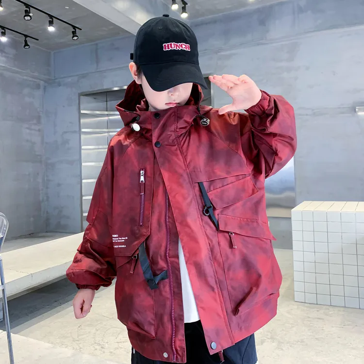 男童痞帅红色工装防风外套春秋款2025儿童休闲百搭连帽风衣中大童