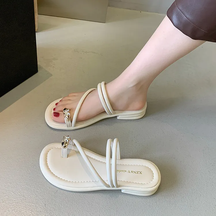 法式平底凉拖鞋女夏外穿2025新款网红时尚水钻气质套趾罗马沙滩鞋