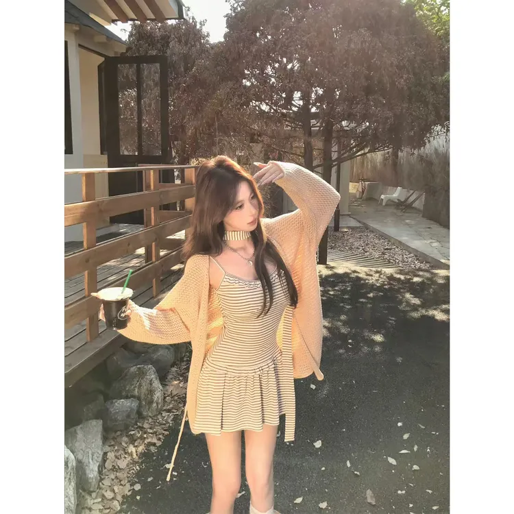 纯欲性感吊带连衣裙女秋季设计感收腰裙子显瘦长袖针织短款夏季