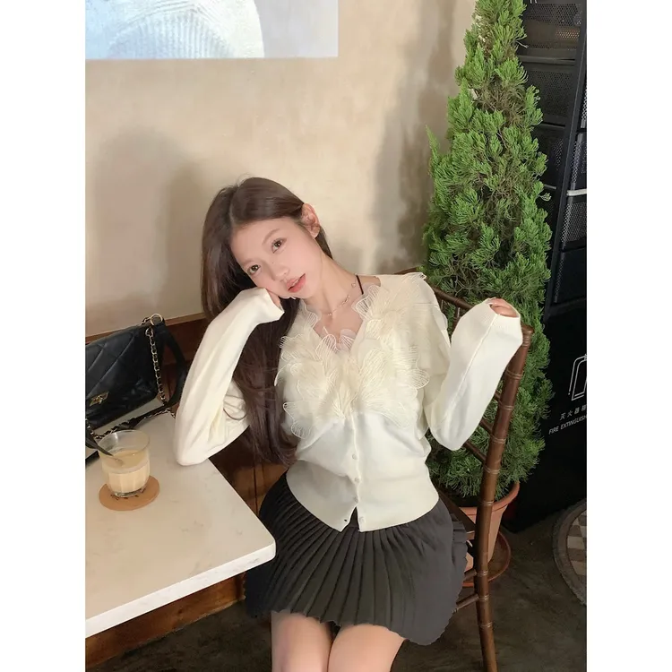 2025秋季新款韩系高级百搭时尚蕾丝拼接纽扣V领长袖针织衫外套女