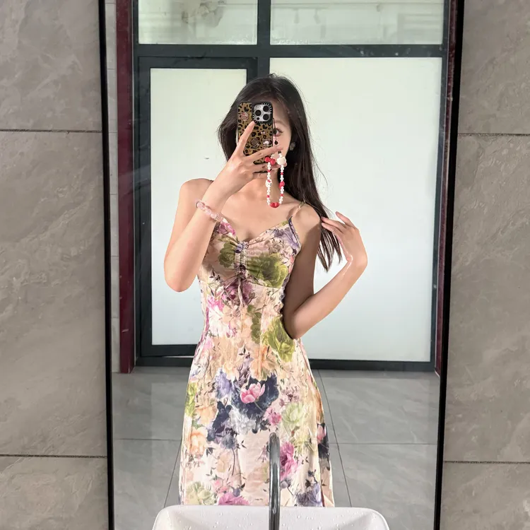 夏季高级感碎花吊带连衣裙长款修身度假风显瘦气质