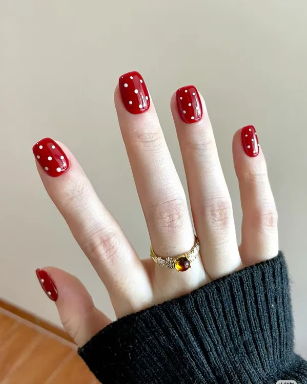 【波点红】高级逼真红色穿戴甲纯手工显白日常百搭单纯色美甲短款