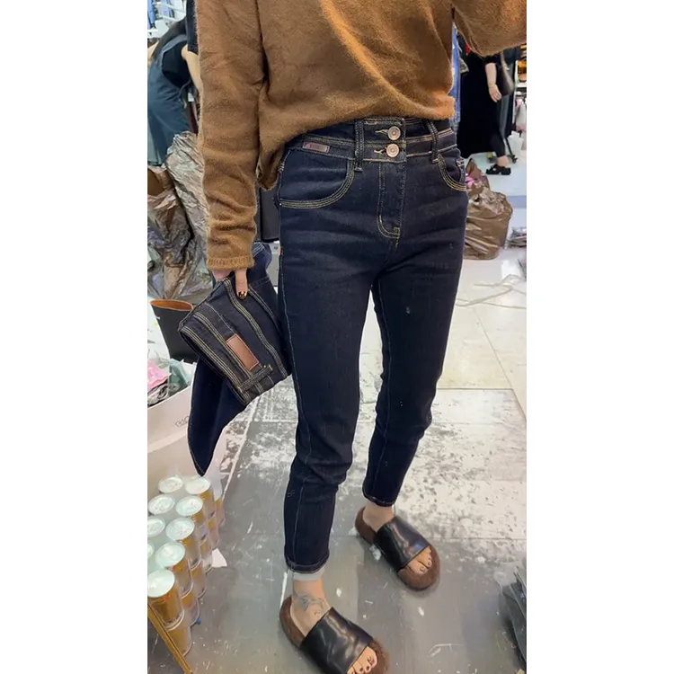 秋季2025年新款深蓝色纽扣修身牛仔裤女时髦百搭洋气显瘦铅笔裤