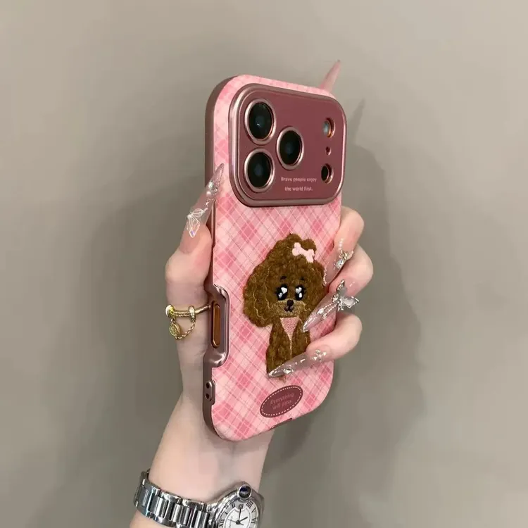 复古格纹毛绒刺绣小狗适用iPhone16promax手机壳15pro时尚14防摔