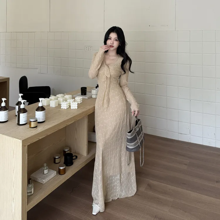 小可WIWI法式气质秋季蕾丝收腰裙子吊带两件套外穿轻奢显瘦长裙女