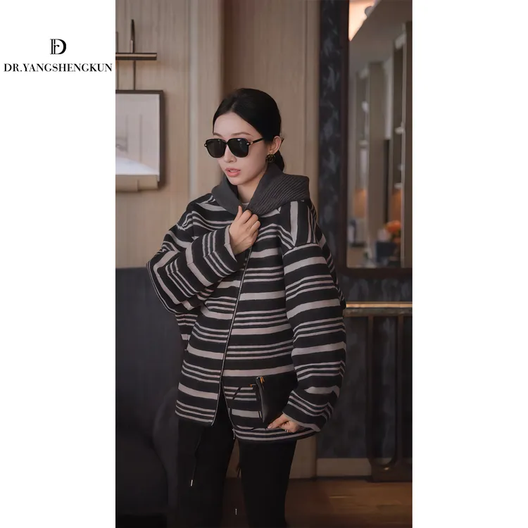 杨圣坤2025新品时尚连帽条纹宽松显瘦双面呢羊绒大衣女EY25102001