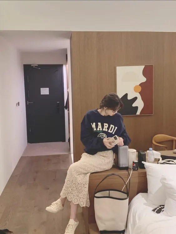 【小时光】新款藏蓝色复古圆领套头卫衣显瘦小众字母印花搭配半裙